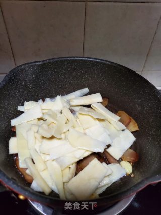 腊肉炒竹笋的做法步骤：4