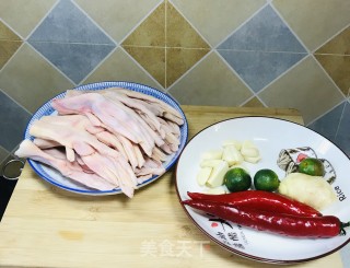 酸辣鸭脚的做法步骤：1