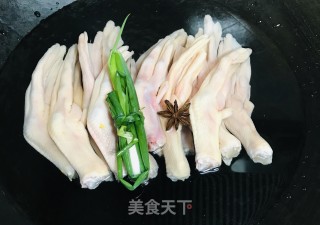 酸辣鸭脚的做法步骤：2
