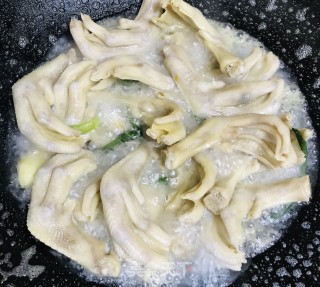 酸辣鸭脚的做法步骤：3