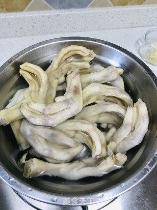 酸辣鸭脚的做法步骤：4