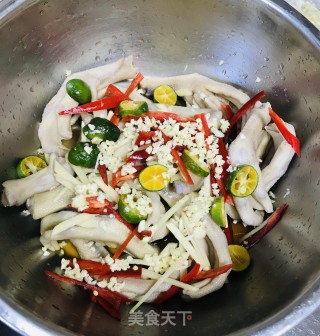 酸辣鸭脚的做法步骤：5