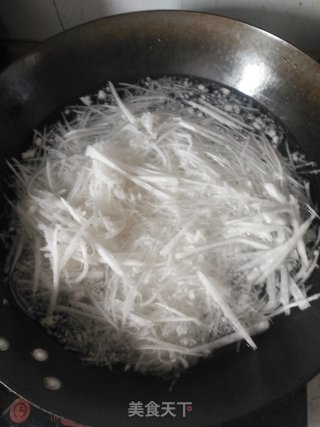 水晶虾饺的包法（以包水饺来代替）的做法步骤：2