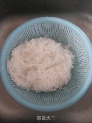 水晶虾饺的包法（以包水饺来代替）的做法步骤：3