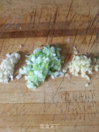 水晶虾饺的包法（以包水饺来代替）的做法步骤：5