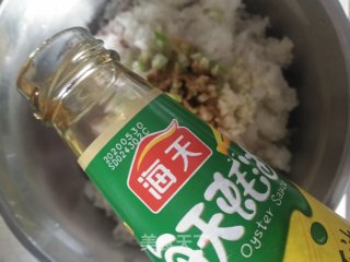 水晶虾饺的包法（以包水饺来代替）的做法步骤：11