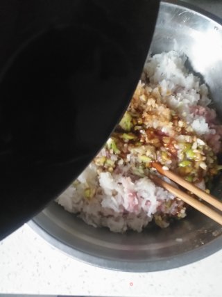 水晶虾饺的包法（以包水饺来代替）的做法步骤：13