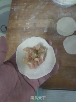 水晶虾饺的包法（以包水饺来代替）的做法步骤：17
