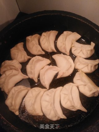 水晶虾饺的包法（以包水饺来代替）的做法步骤：25