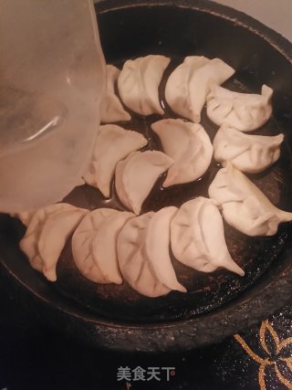 水晶虾饺的包法（以包水饺来代替）的做法步骤：26