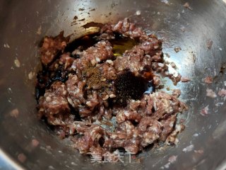 猪肉韭菜三鲜饺子的做法步骤：7