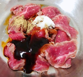 茭白炒小黄牛肉的做法步骤：2