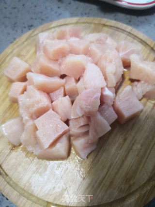辣椒炒鸡丁的做法步骤：1
