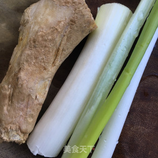 枸杞玉米排骨汤的做法步骤：1