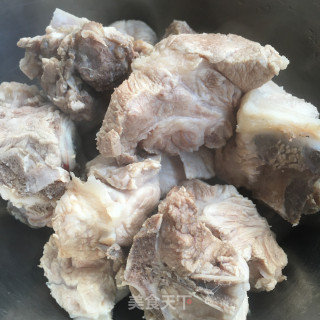 枸杞玉米排骨汤的做法步骤：3