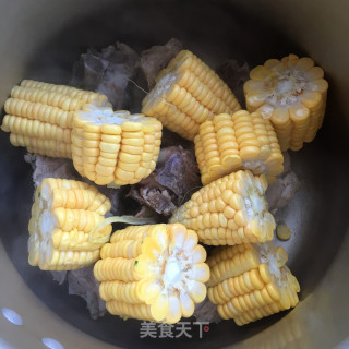 枸杞玉米排骨汤的做法步骤：5