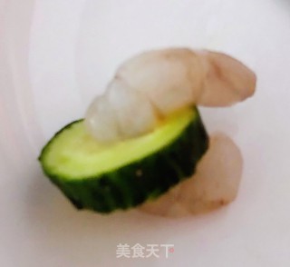 黄瓜胡萝卜炒虾仁的做法步骤：3