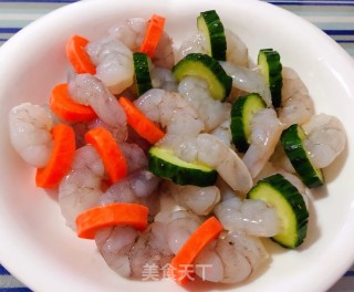 黄瓜胡萝卜炒虾仁的做法步骤：4