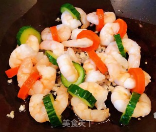 黄瓜胡萝卜炒虾仁的做法步骤：9
