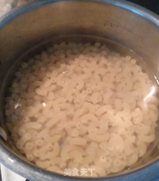 胡萝卜热狗通心粉，简单、营养、好味！的做法步骤：2