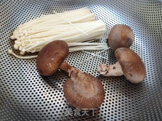 菌菇白菜蛋花汤的做法步骤：2
