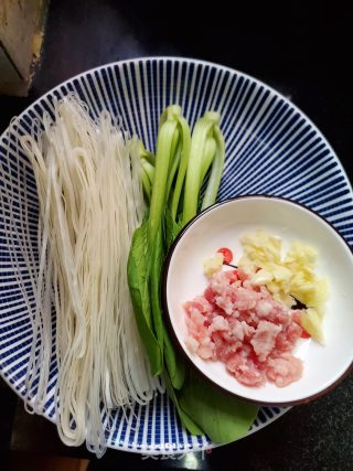 肉末榨菜汤米粉的做法步骤：1