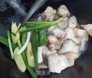 百叶结烧五花肉的做法步骤：3