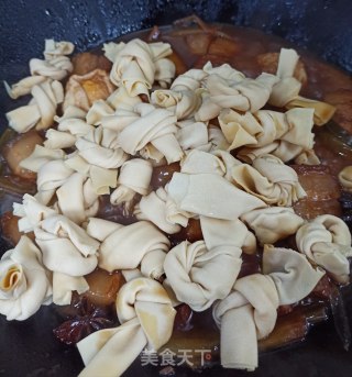 百叶结烧五花肉的做法步骤：5