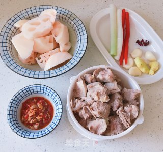 骨头炖莲藕的做法步骤：1
