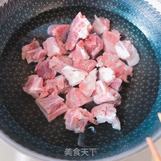 骨头炖莲藕的做法步骤：2