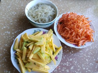 南瓜胡萝卜炒粉丝的做法步骤：1
