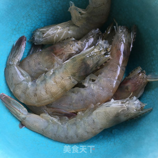 黄豆芽炒鲜虾的做法步骤：1