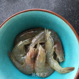 黄豆芽炒鲜虾的做法步骤：2