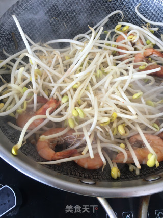 黄豆芽炒鲜虾的做法步骤：9