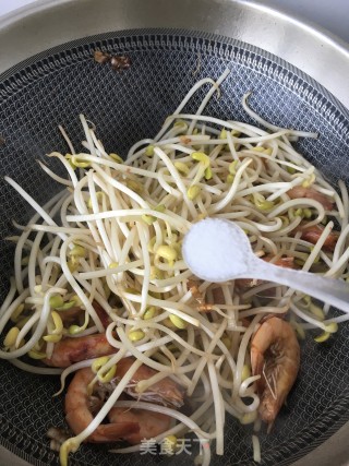 黄豆芽炒鲜虾的做法步骤：10
