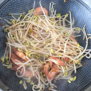 黄豆芽炒鲜虾的做法步骤：11