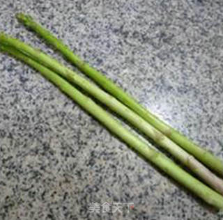 咸肉芦笋炒饭的做法步骤：1
