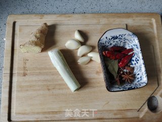 鱼下巴炖豆腐的做法步骤：1