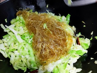 香辣粉丝圆白菜的做法步骤：7