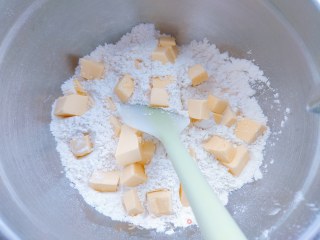 万圣节鬼脸草莓派的做法步骤：2
