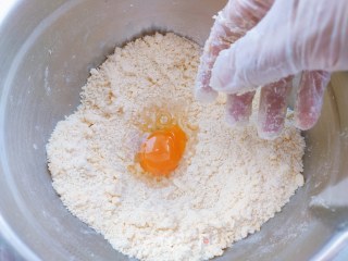 万圣节鬼脸草莓派的做法步骤：3
