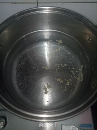 翡翠鲜虾小米粥的做法步骤：1