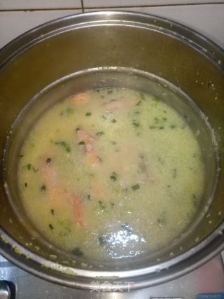 翡翠鲜虾小米粥的做法步骤：8