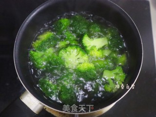 高大上????超简单蒜蓉蚝油西兰花❗️鲜香营养丰富✅家常菜宴客菜的做法步骤：2