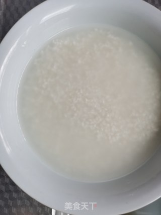 皮蛋瘦肉粥的做法步骤：1