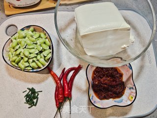 麻婆豆腐烧毛豆的做法步骤：1