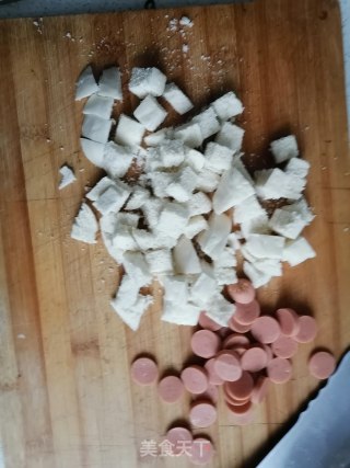 馒头炒香肠的做法步骤：2