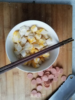 馒头炒香肠的做法步骤：3