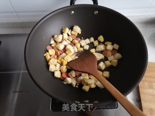 馒头炒香肠的做法步骤：6