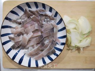 鱿鱼炒圆葱的做法步骤：1